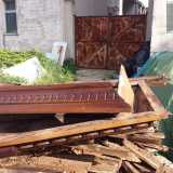 I resti di alcune bare ammassati nel retro del cimitero di Mola di Bari